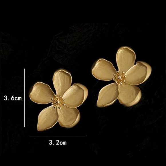 Gold or Red flower stud earrings - Picture 4 of 5